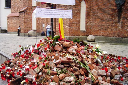 ワルシャワ蜂起を記念するレンガの山