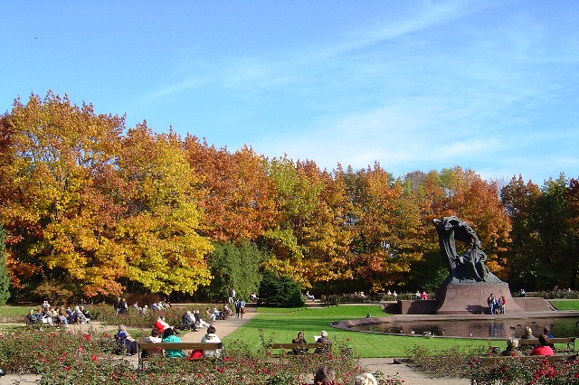 ワジェンキ公園ショパン像